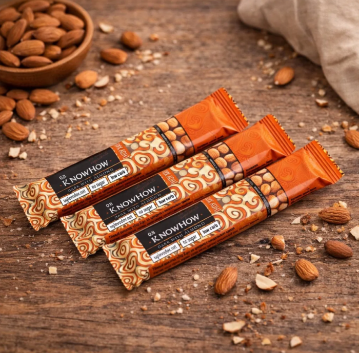 Темный шоколад KnowHow на эритрите с миндалем