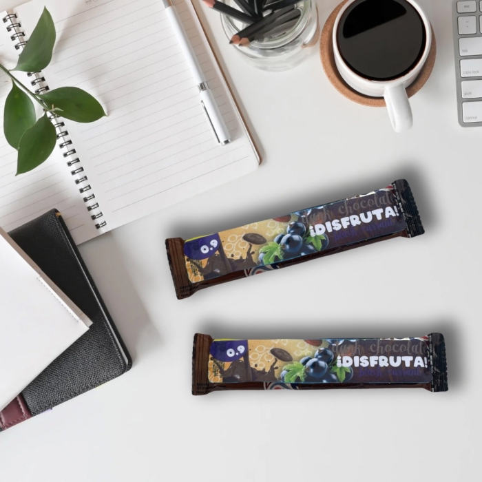 Темный шоколад Дисфрута на эритрите с черной смородиной